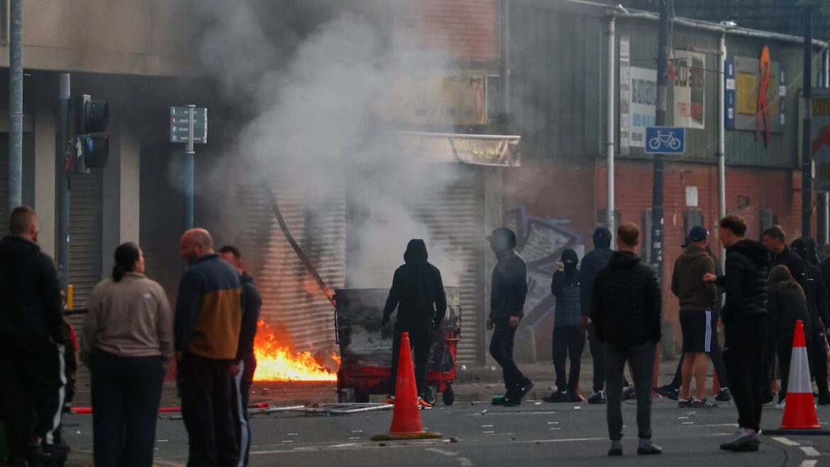 Estallan disturbios violentos en Belfast tras intento de decapitación