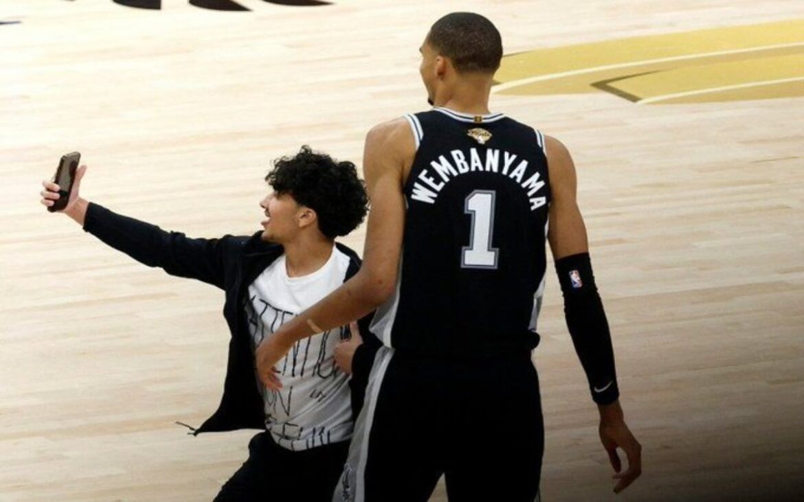 NBA veta de por vida a aficionado que invadió cancha para selfie con Wembanyama