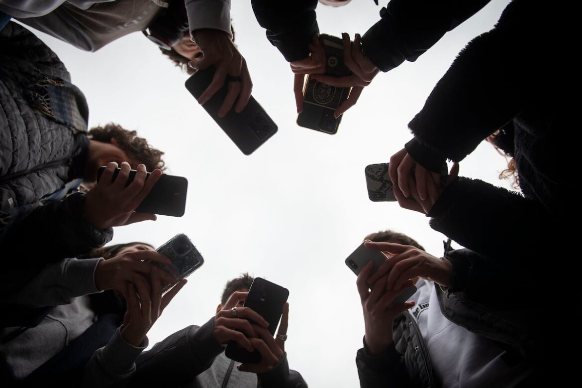 Redes sociales enfrentan demanda de distritos escolares por estrategias de adicción en aulas