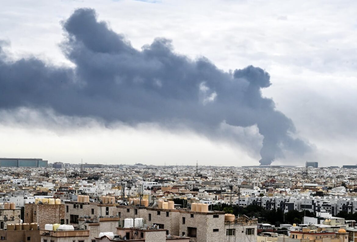 Irán ataca bases en Kuwait y Baréin; hay un muerto y 63 heridos según autoridades kuwaitíes