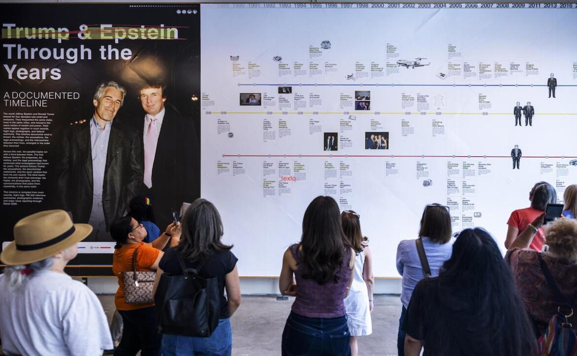 Juez federal ordena al DOJ revelar contenido censurado en archivos del caso Epstein