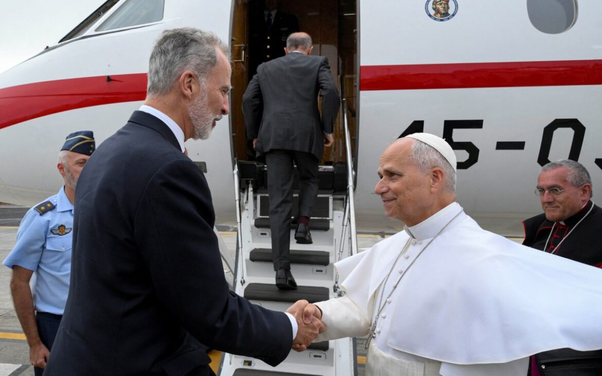 León XIV regresa a Roma en avión del Rey de España tras avería técnica en vuelo de Iberia