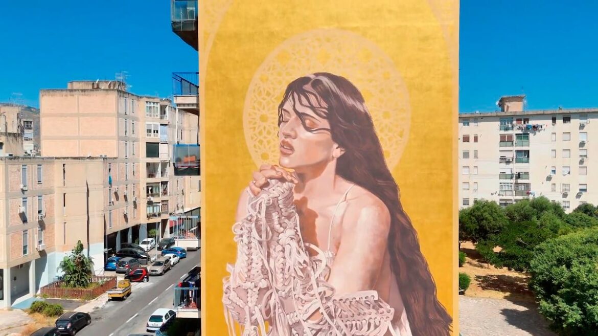Artista italiano fusiona a Rosalía y Santa Rosalía en un mural en Palermo