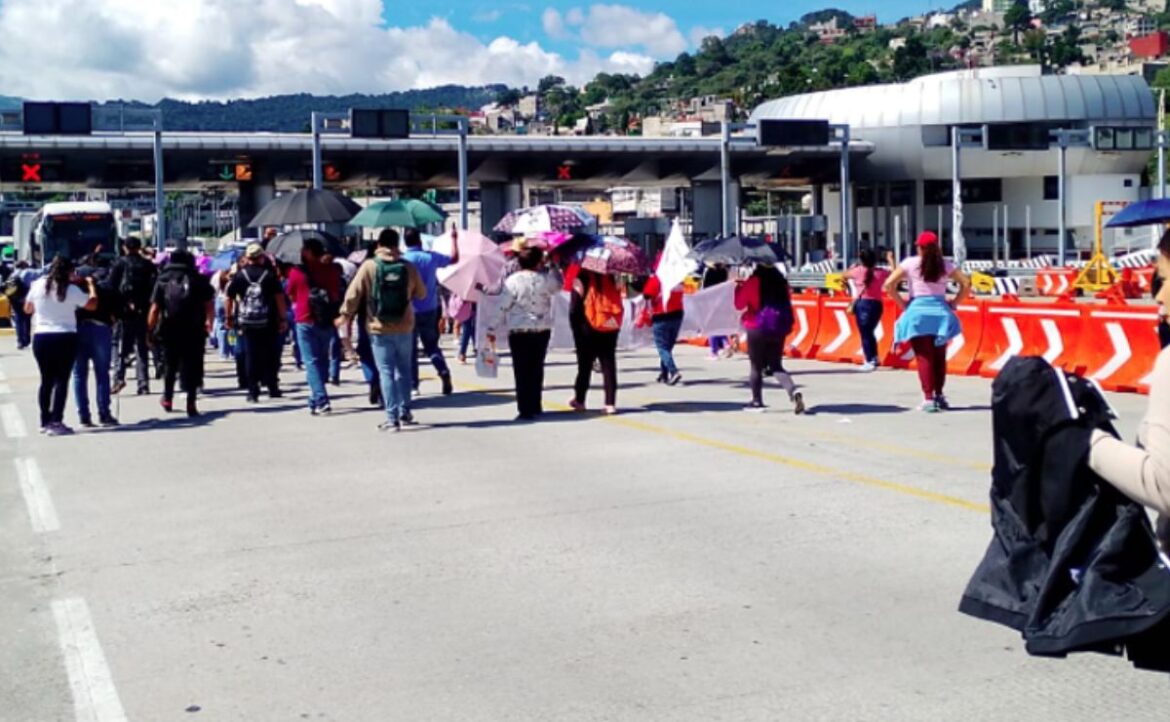 CNTE toma tres casetas en CDMX y Edomex; Sheinbaum descarta reunión