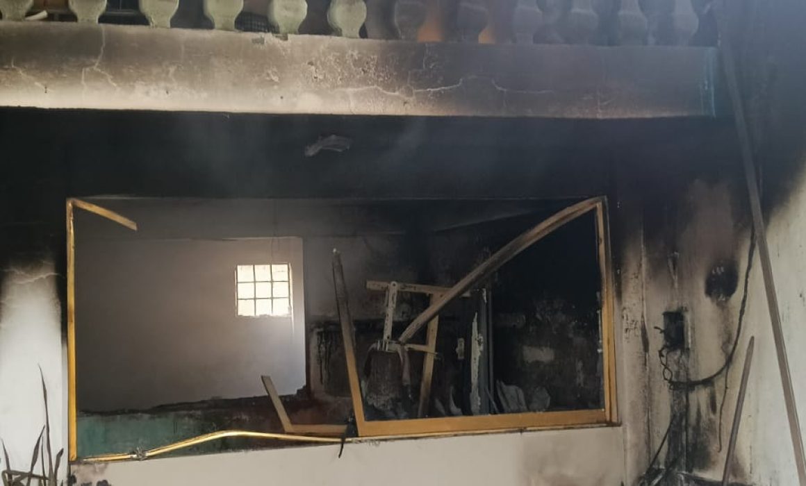 Incendian casa presuntamente de líder de trabajadores de playa detenido en Acapulco