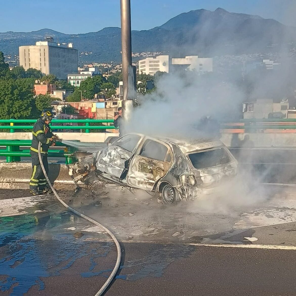 Conductor muere calcinado tras chocar e incendiarse en el Segundo Piso del Periférico