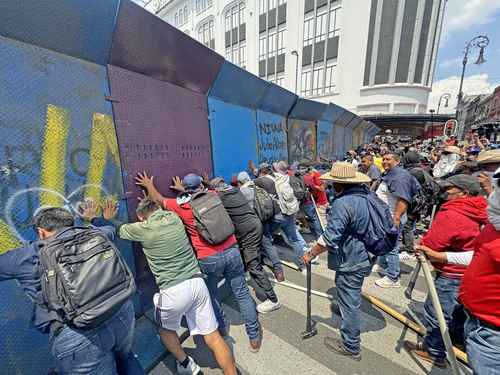 CNTE instala plantón en CDMX tras enfrentamientos y amenaza con boicot al Mundial 2026
