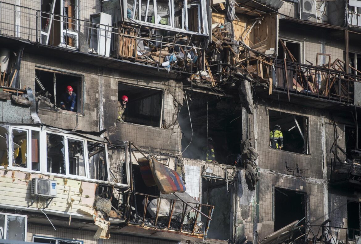 Ataque ruso con misiles y drones en Kiev deja al menos cuatro muertos