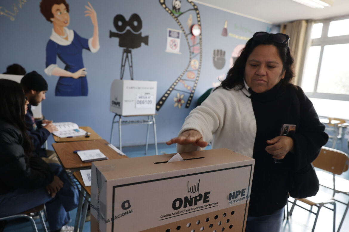 Segunda vuelta en Perú: Fujimori y Sánchez cierran jornada en empate técnico tras diez horas de votación