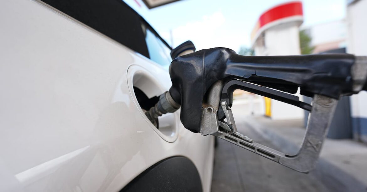 Trump exige reducción inmediata del precio de la gasolina en EE.UU.