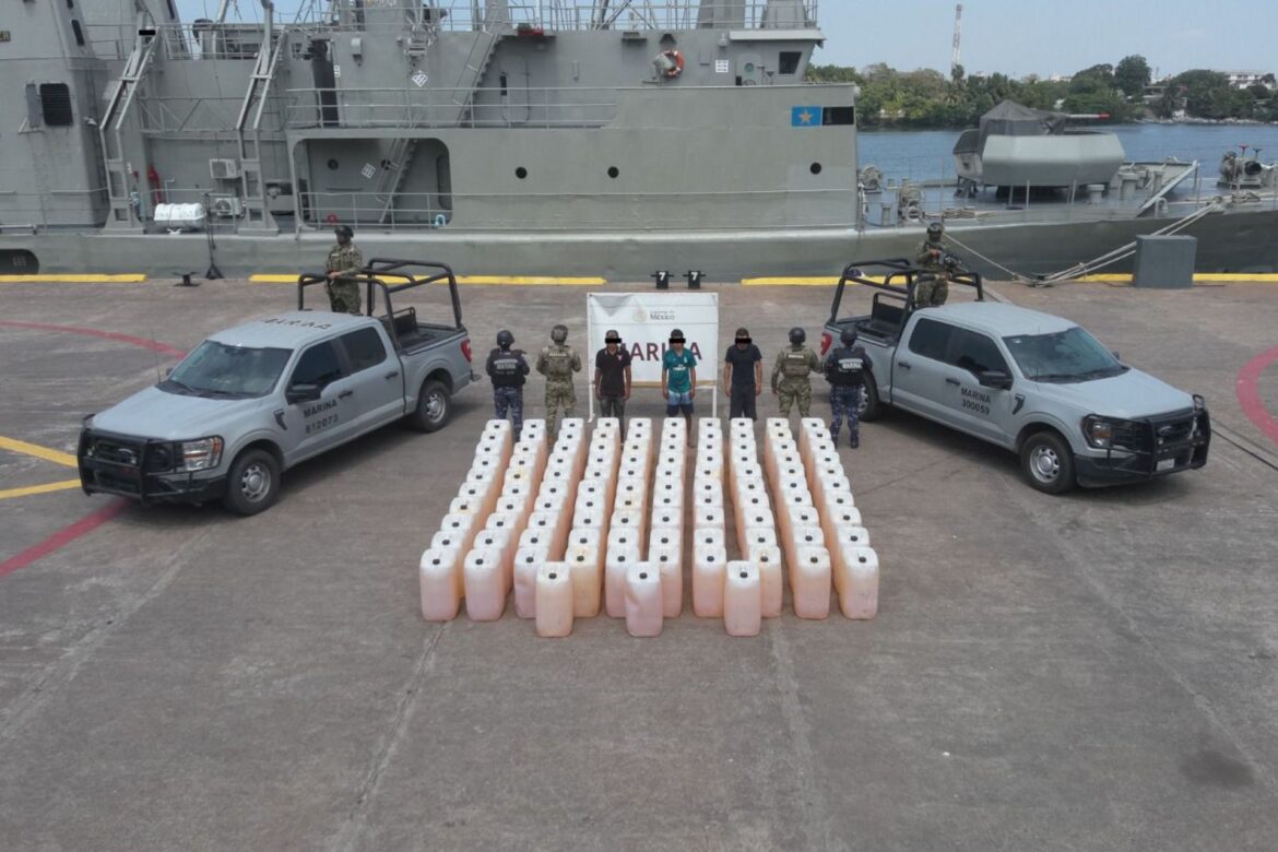 Asegura Semar embarcación con 6 mil litros de combustible ilícito en Michoacán