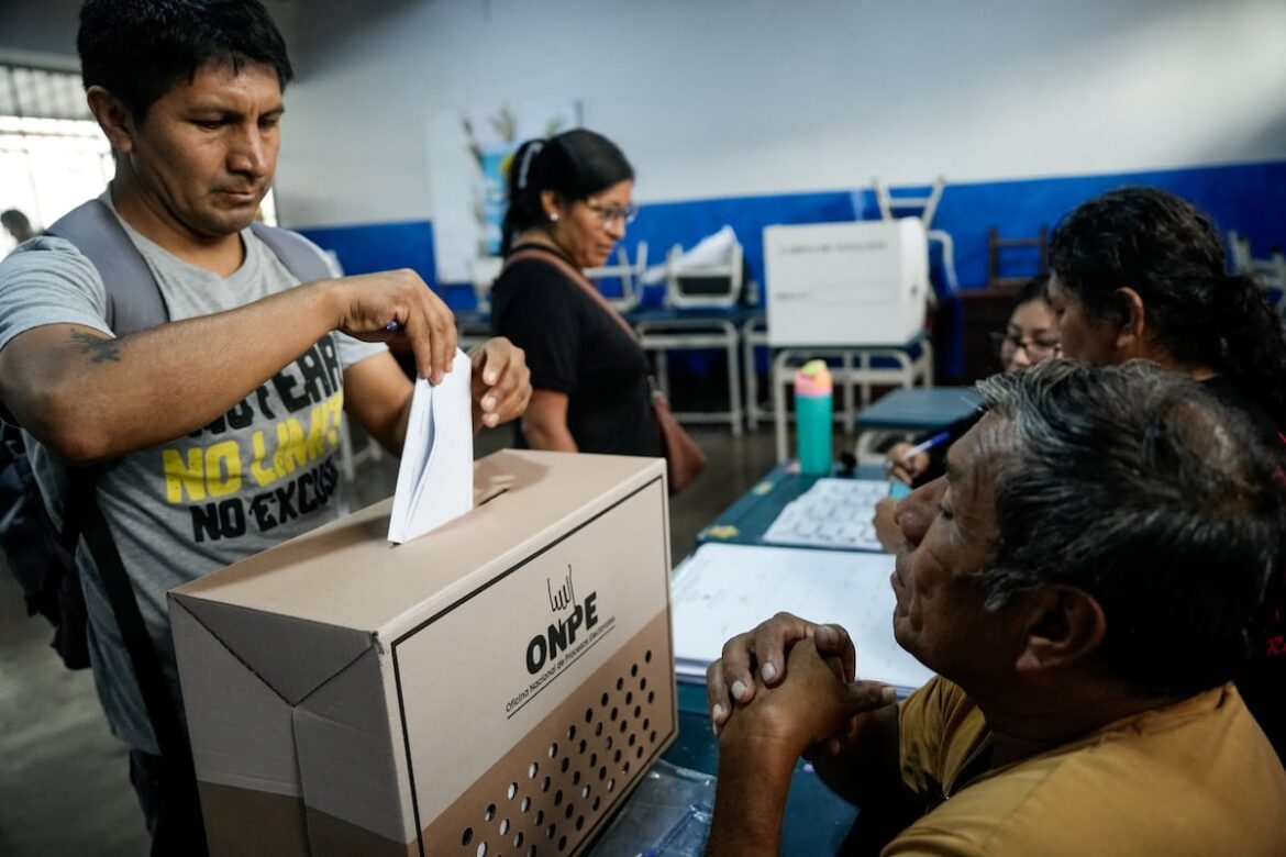 Sondeos a boca de urna en Perú muestran resultado reñido entre Fujimori y Sánchez