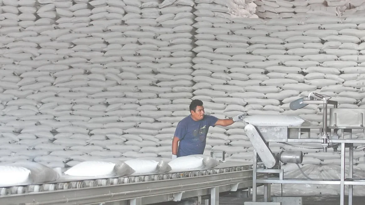 Sobreoferta de azúcar presiona precios en el mercado mexicano