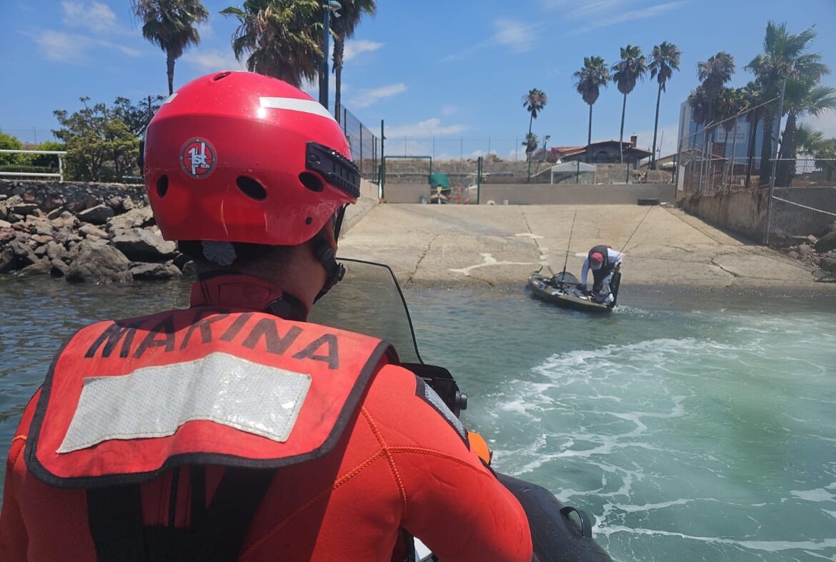 Marina rescata a kayakista a la deriva frente a Ensenada