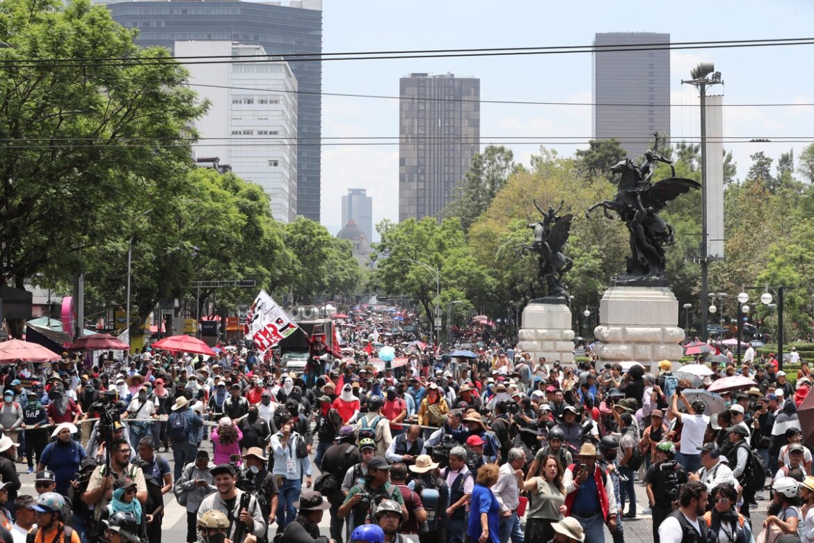 SSC investiga actuación policial tras enfrentamientos con encapuchados en marcha de la CNTE