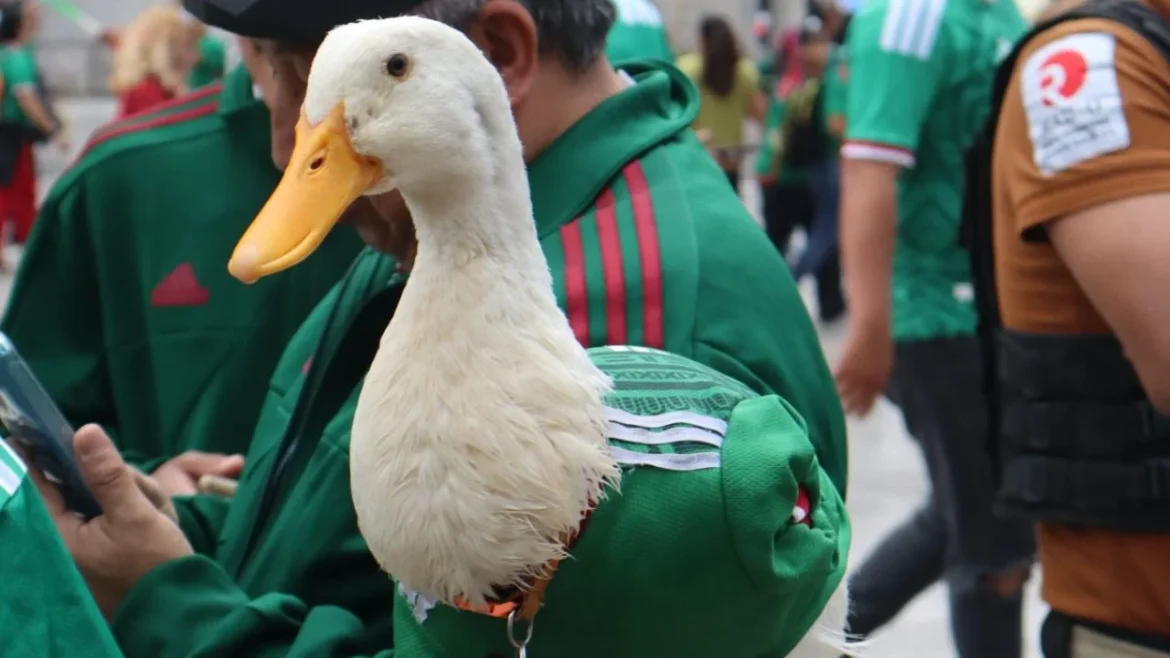 Ricardo Salinas Pliego invita al Pato Merlín y su familia al partido México vs Chequia