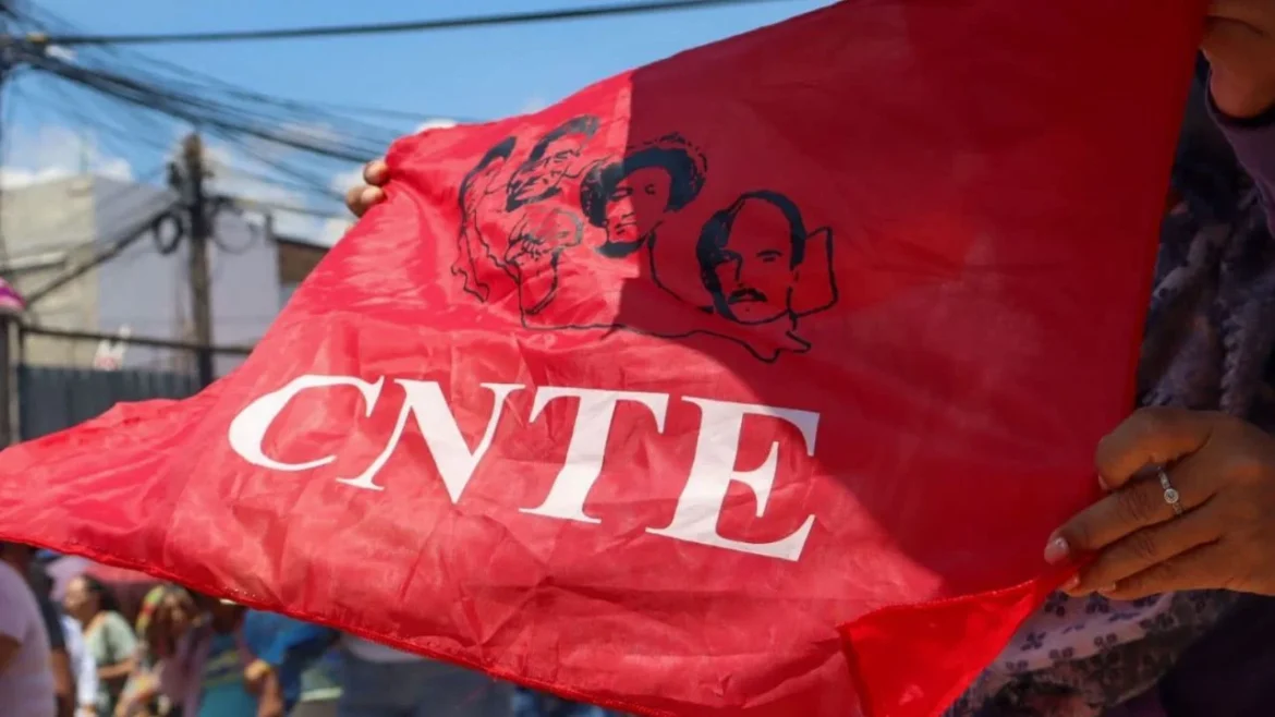 CNTE libera casetas tras paro y se reúne con Gobernación; inician reparación de esculturas vandalizadas