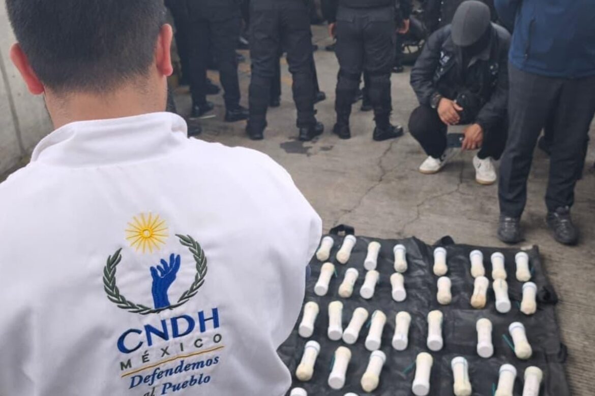 Confiscan 59 explosivos en autobús con maestros y estudiantes de Ayotzinapa