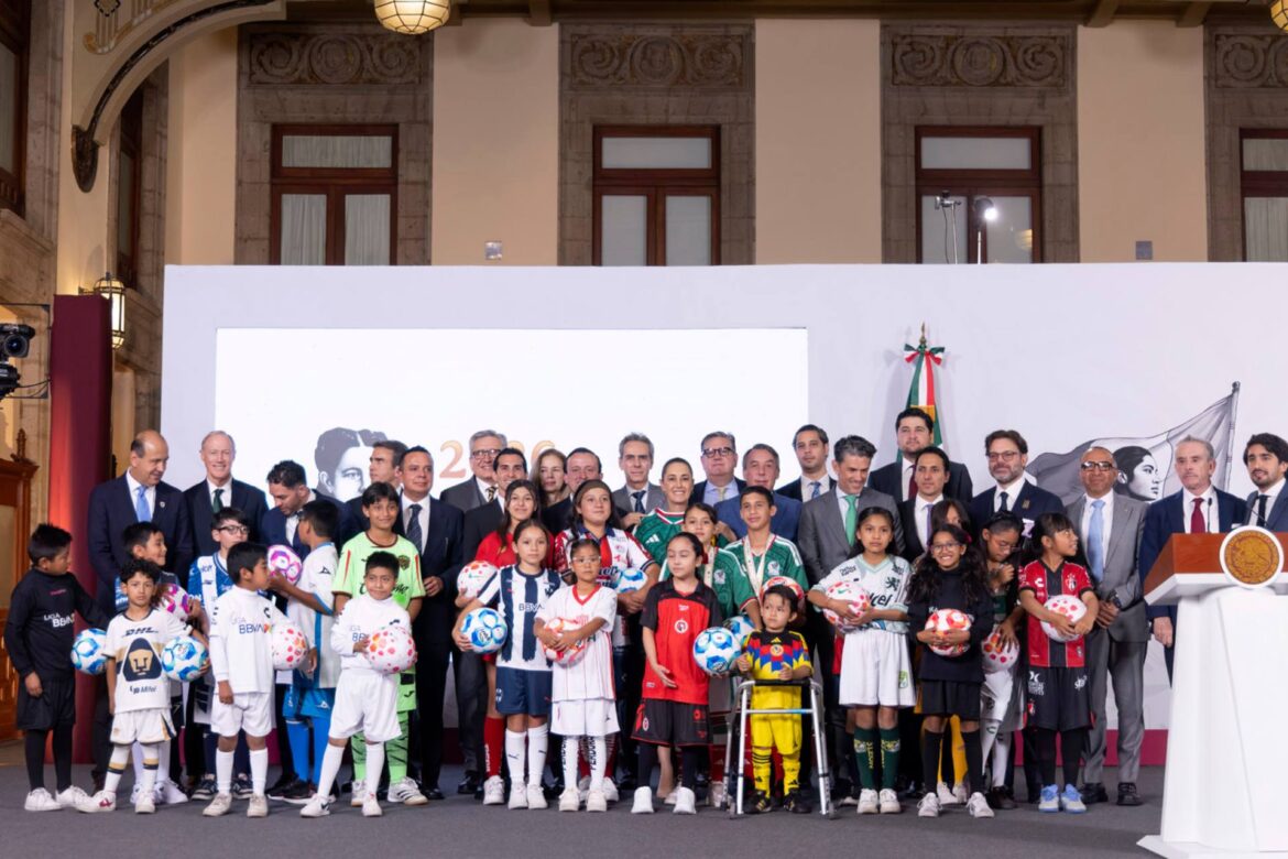 Sheinbaum abanderó a la Selección Mexicana y presentó estrategia de formación futbolística