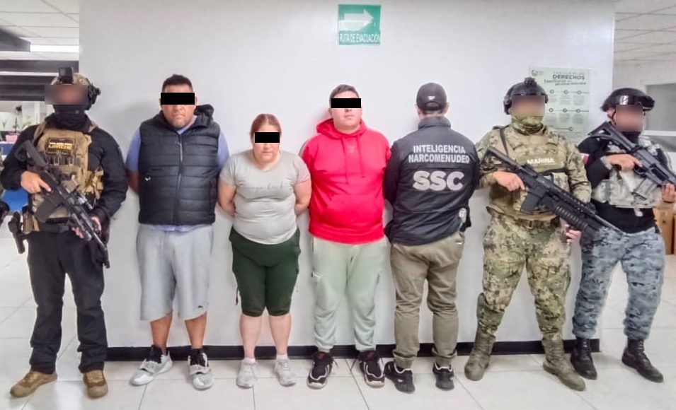 Detienen en Iztapalapa a tres presuntos integrantes de célula delictiva con arma y droga