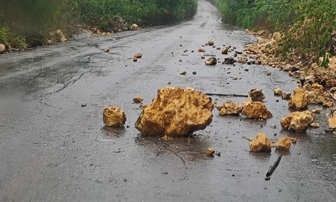 Deslave por lluvias obstruye carretera en Ribera del Río Hondo, Quintana Roo
