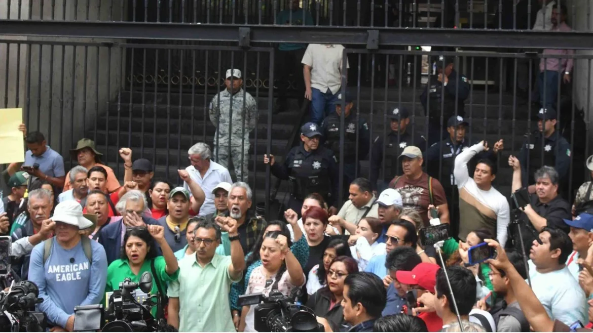 Inicia mesa de diálogo entre CNTE y Gobierno Federal tras disturbios