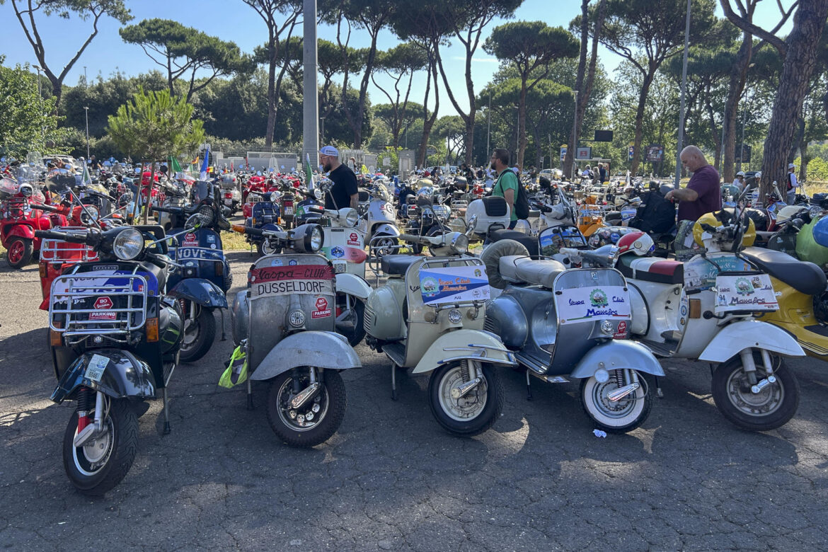 Miles de aficionados celebran el 80 aniversario de la Vespa en Roma con presencia internacional