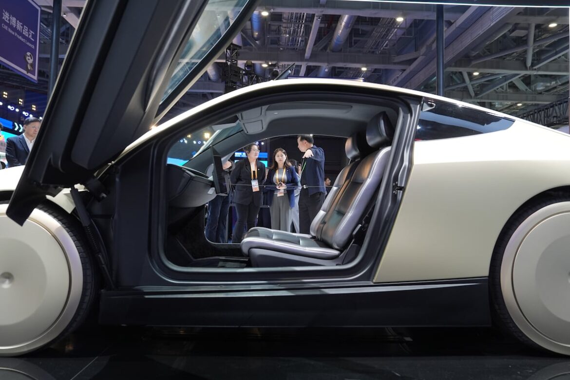 Analistas financieros cuestionan la sobrevaloración de Tesla y especulan sobre fusión con SpaceX