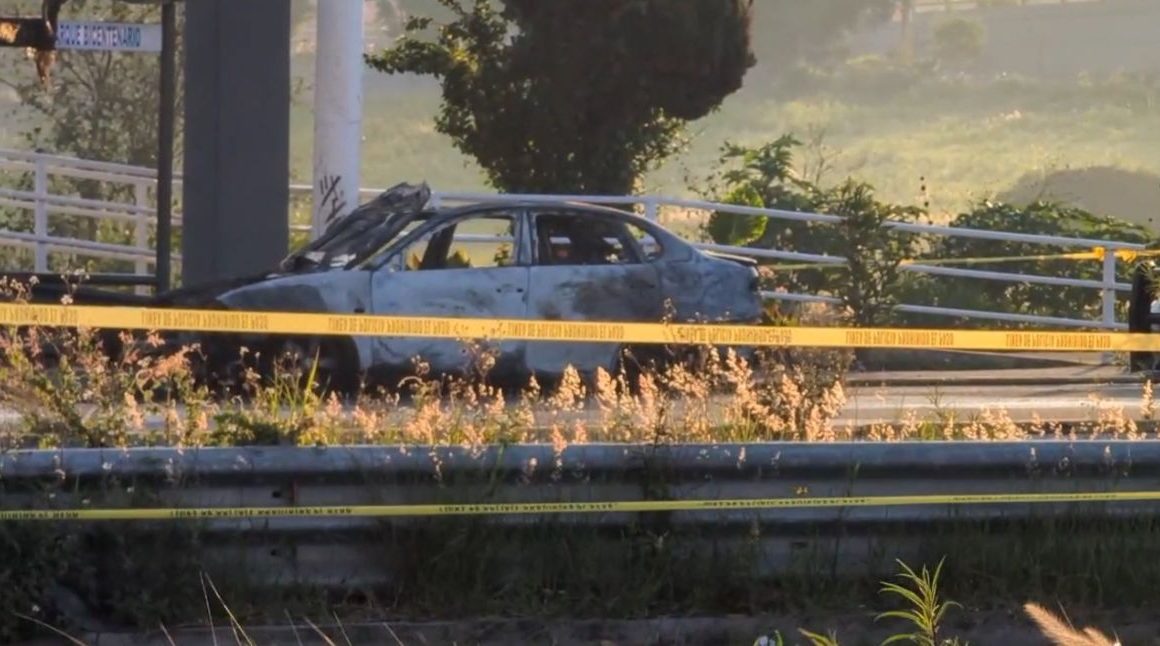 Hallan dos cuerpos calcinados en vehículo incendiado en Puebla