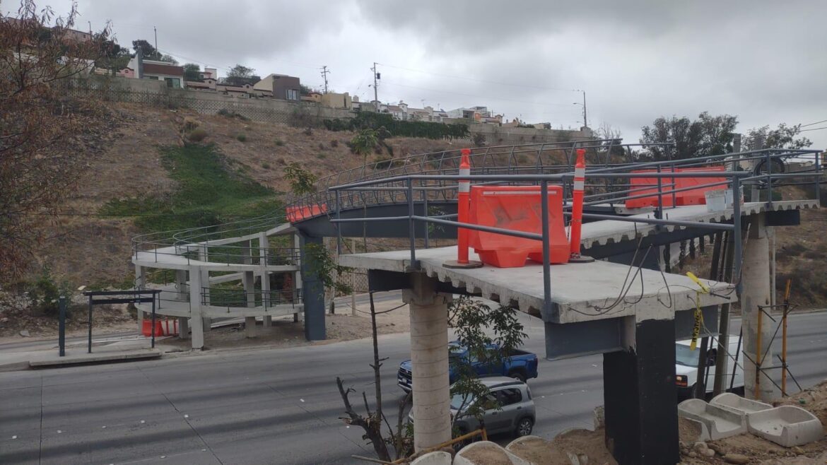 Ayuntamiento de Tijuana exhorta a no usar puente peatonal inconcluso en Libramiento Rosas Magallón