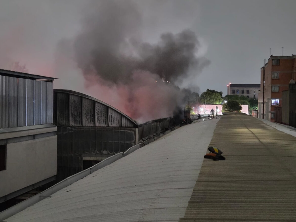 Incendio en bodega cercana al Mercado de Jamaica deja un herido y 150 evacuados
