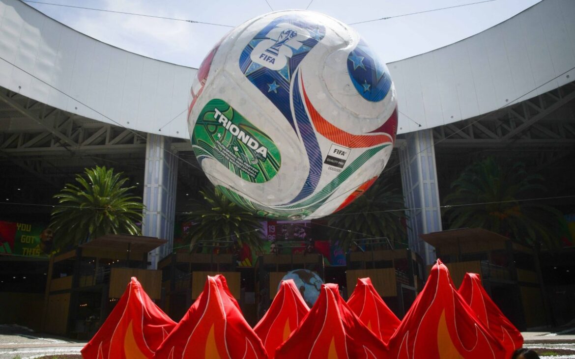 Activistas de Greenpeace protestan en AICM exigiendo políticas climáticas ante el Mundial 2026