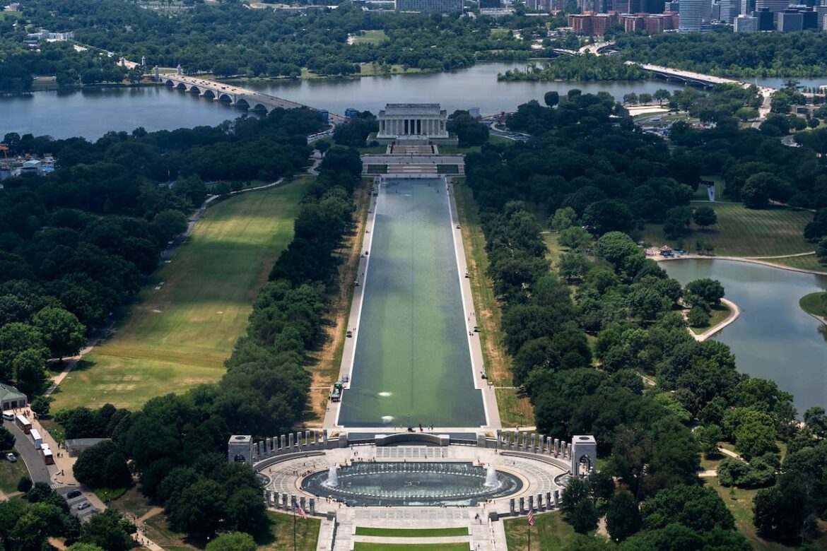 Piscina del Lincoln Memorial se torna verde por algas tras remodelación de 14.2 millones de dólares
