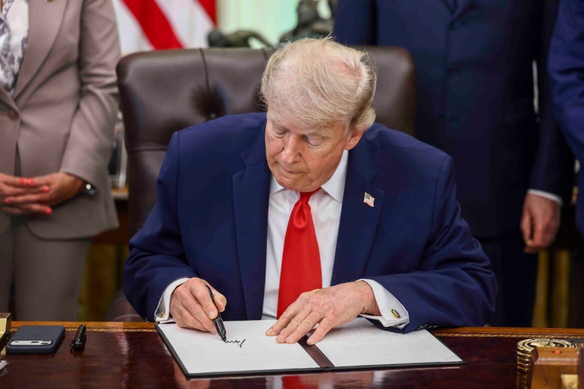 Trump anuncia firma de tregua con Irán para este domingo; Teherán lo desmiente