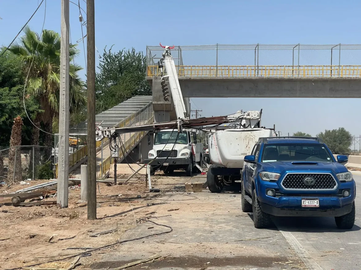 CFE reemplaza 32 postes dañados por lluvias en Mexicali y San Luis Río Colorado