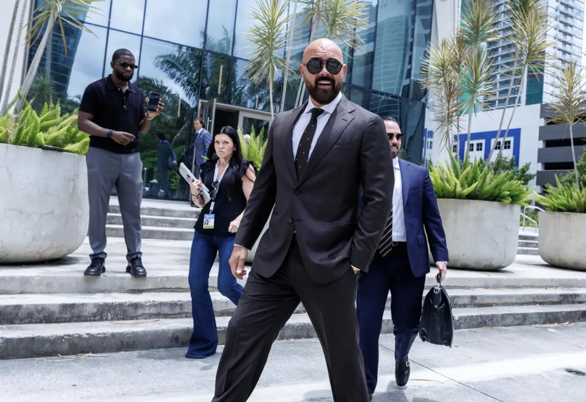 Hermanos Tate seguirán encarcelados en Miami al menos dos semanas más a la espera de decisión sobre extradición