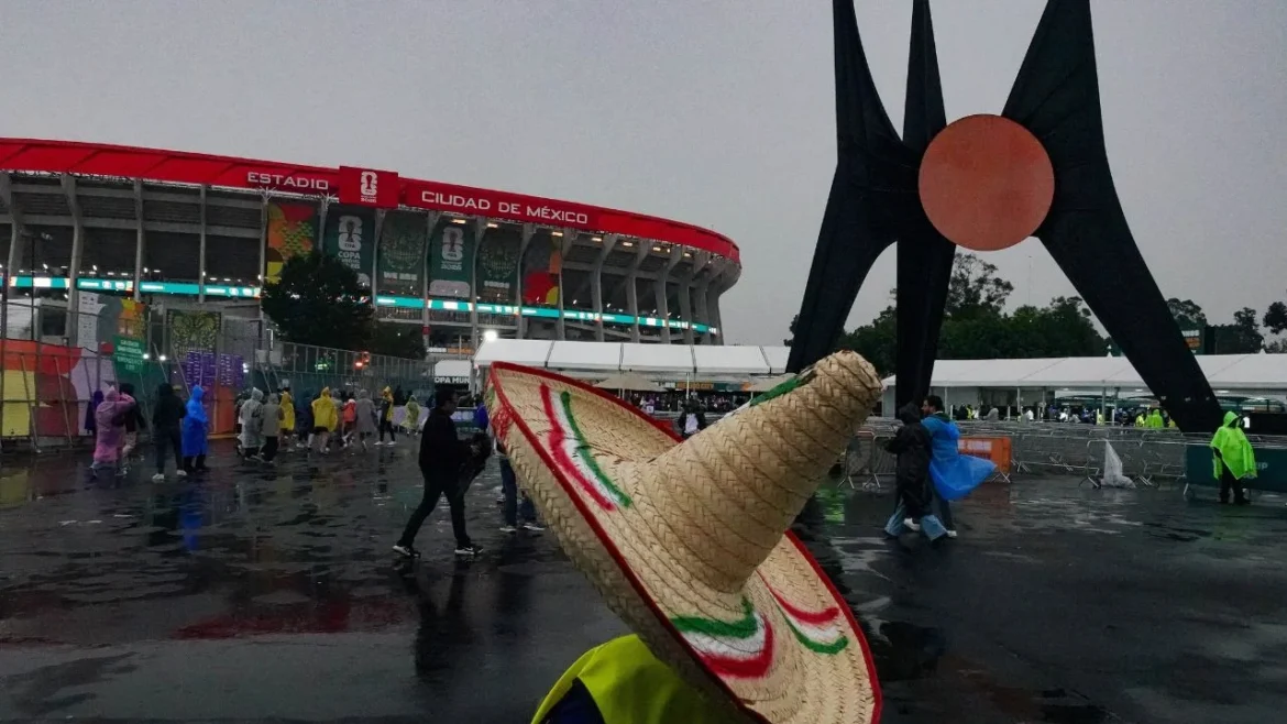 Habilitan rutas especiales de transporte y alertan por tormentas para el partido México-Inglaterra