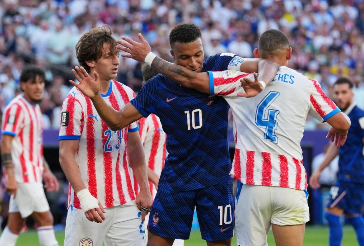 Francia vence a Paraguay con gol de penalti de Mbappé y avanza a cuartos