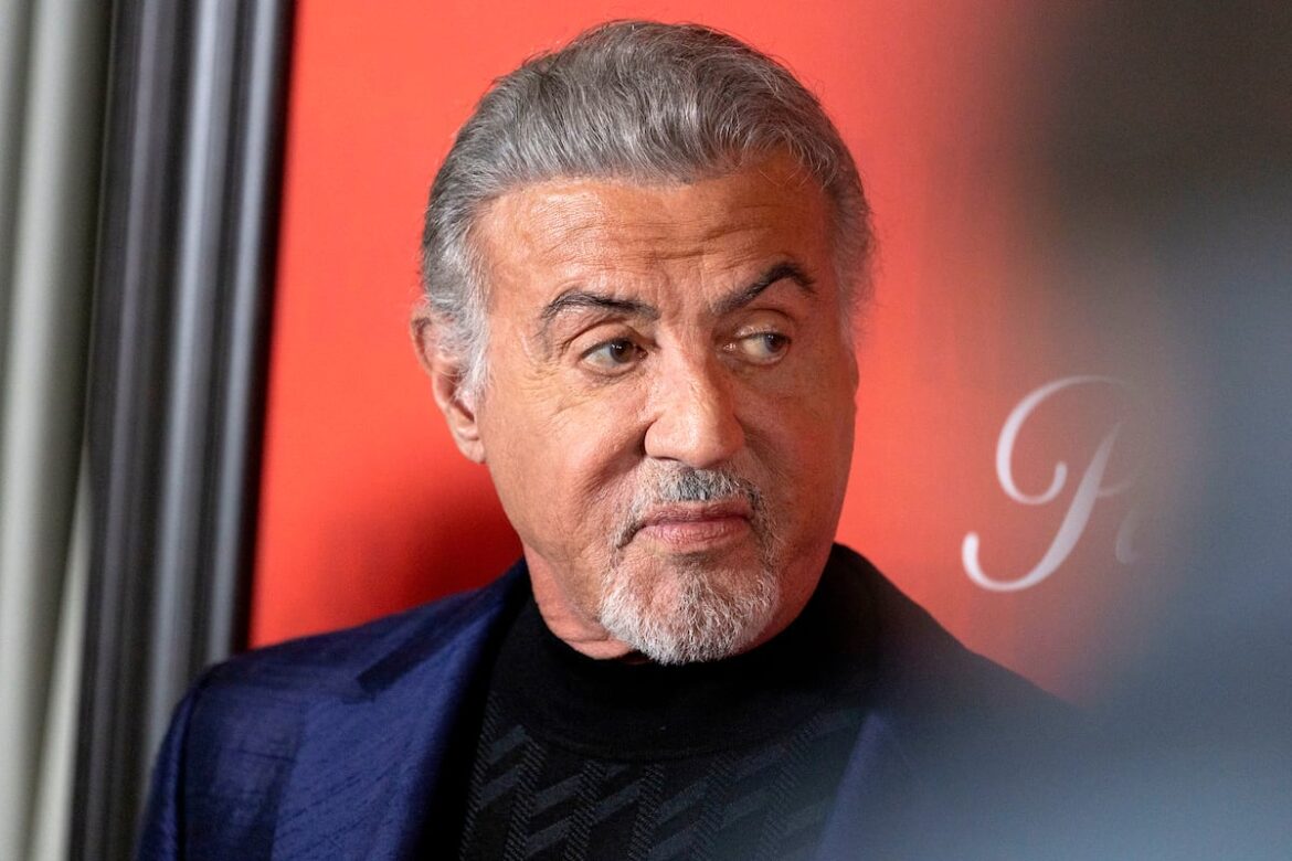 Sylvester Stallone cumple 80 años entre disputas por el legado de Rocky y un proyecto biográfico no autorizado