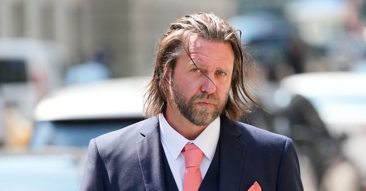 Sentencian a prisión a Carl Rinsch por desviar fondos de serie de Netflix