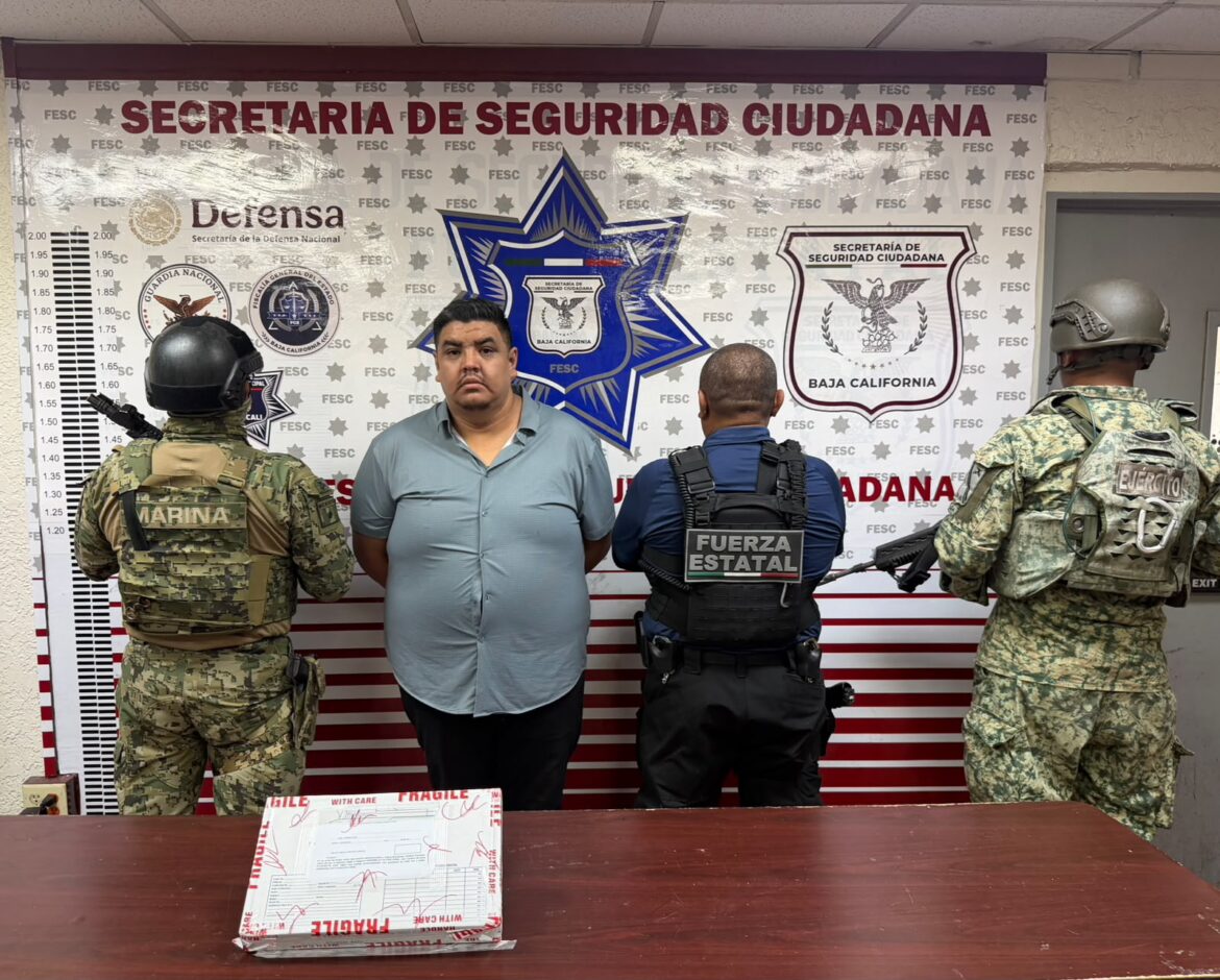 Detienen a hombre con arma personalizada tras persecución en Mexicali