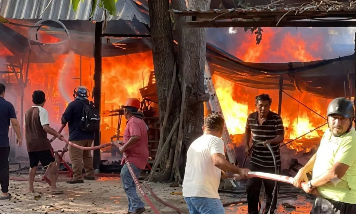 Incendio consume bodega y pista de baile en academia de danza en Calkiní