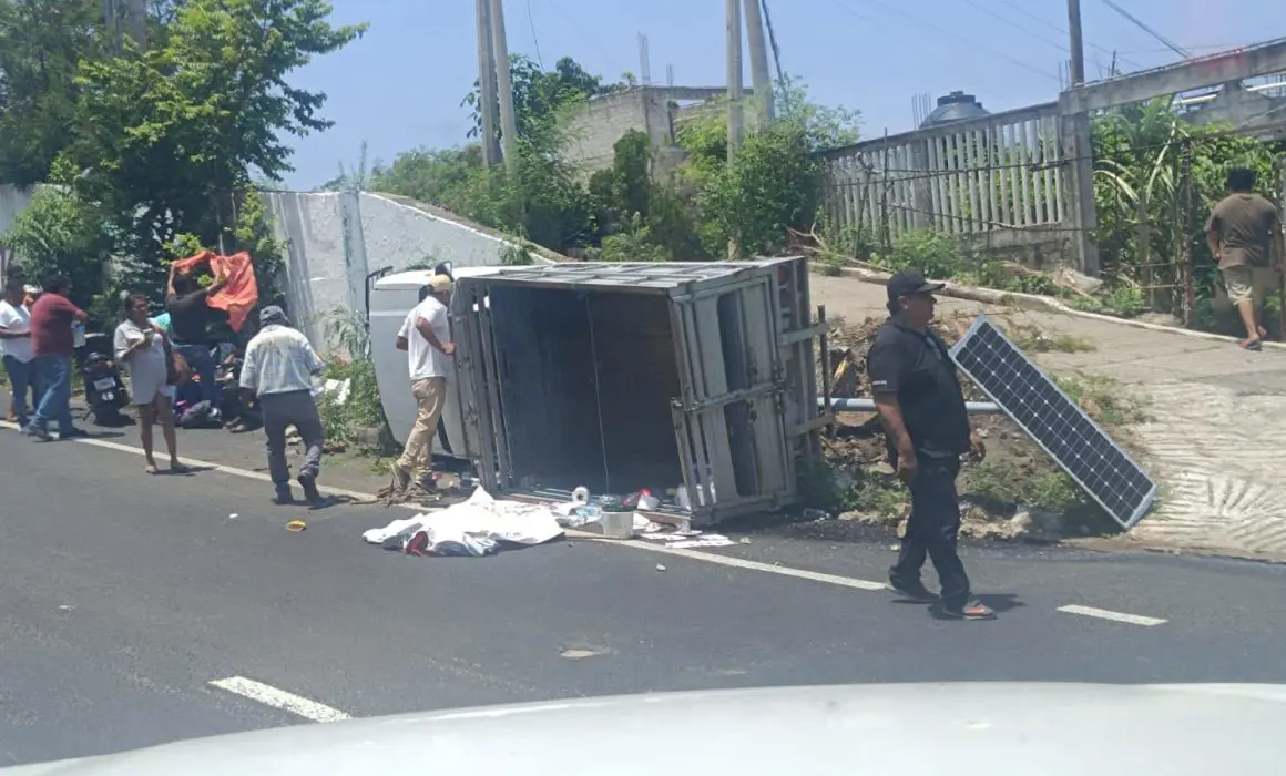 Volcadura de camioneta en Acapulco deja cuatro lesionados