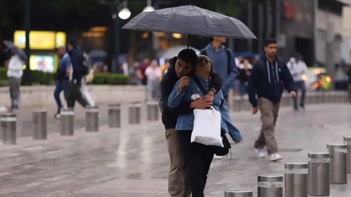 Activan alertas naranja y amarilla por lluvias y granizo en las 16 alcaldías de la CDMX