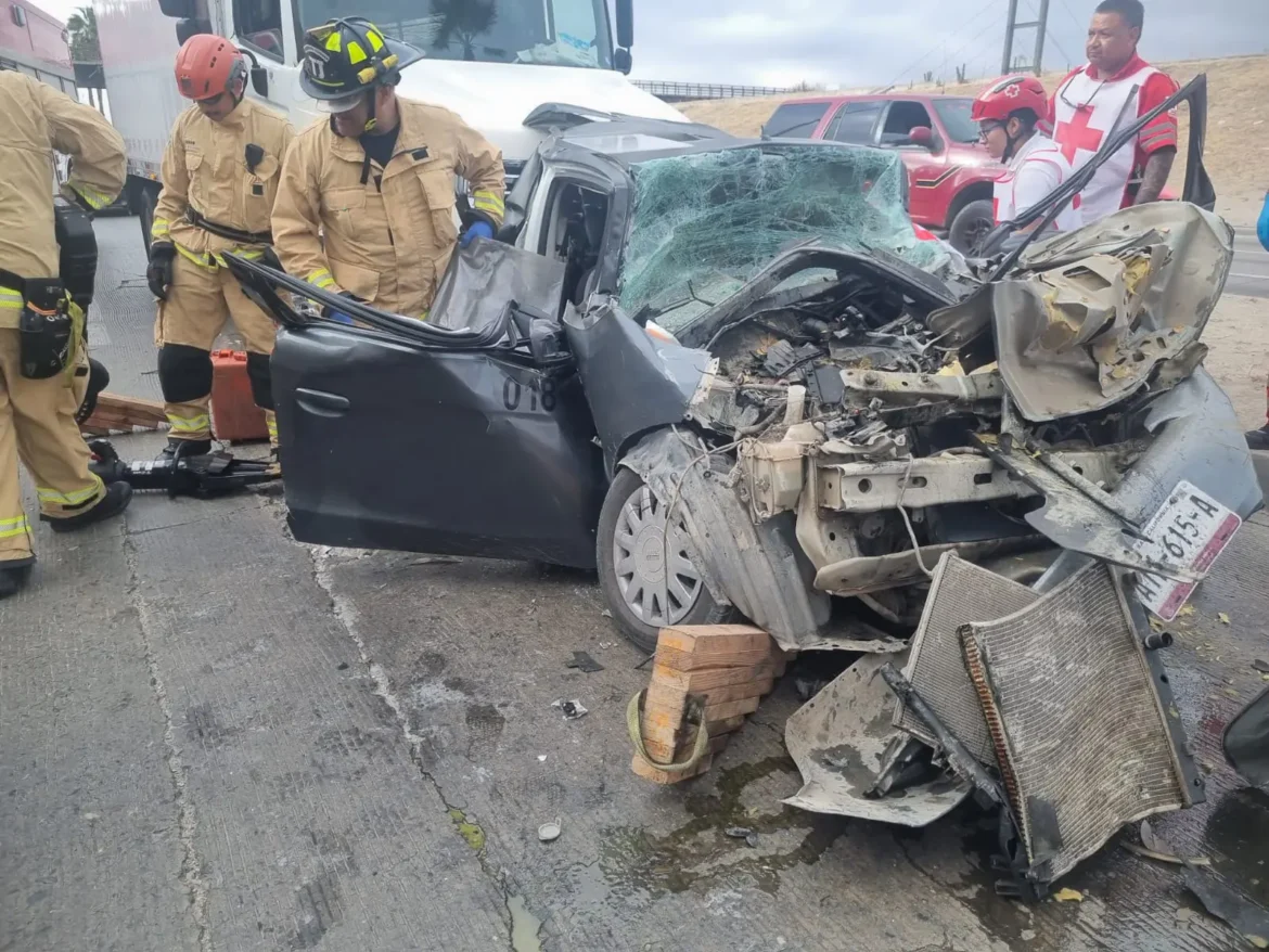 Accidente en vía rápida de Tijuana deja tres lesionados y una persona atrapada