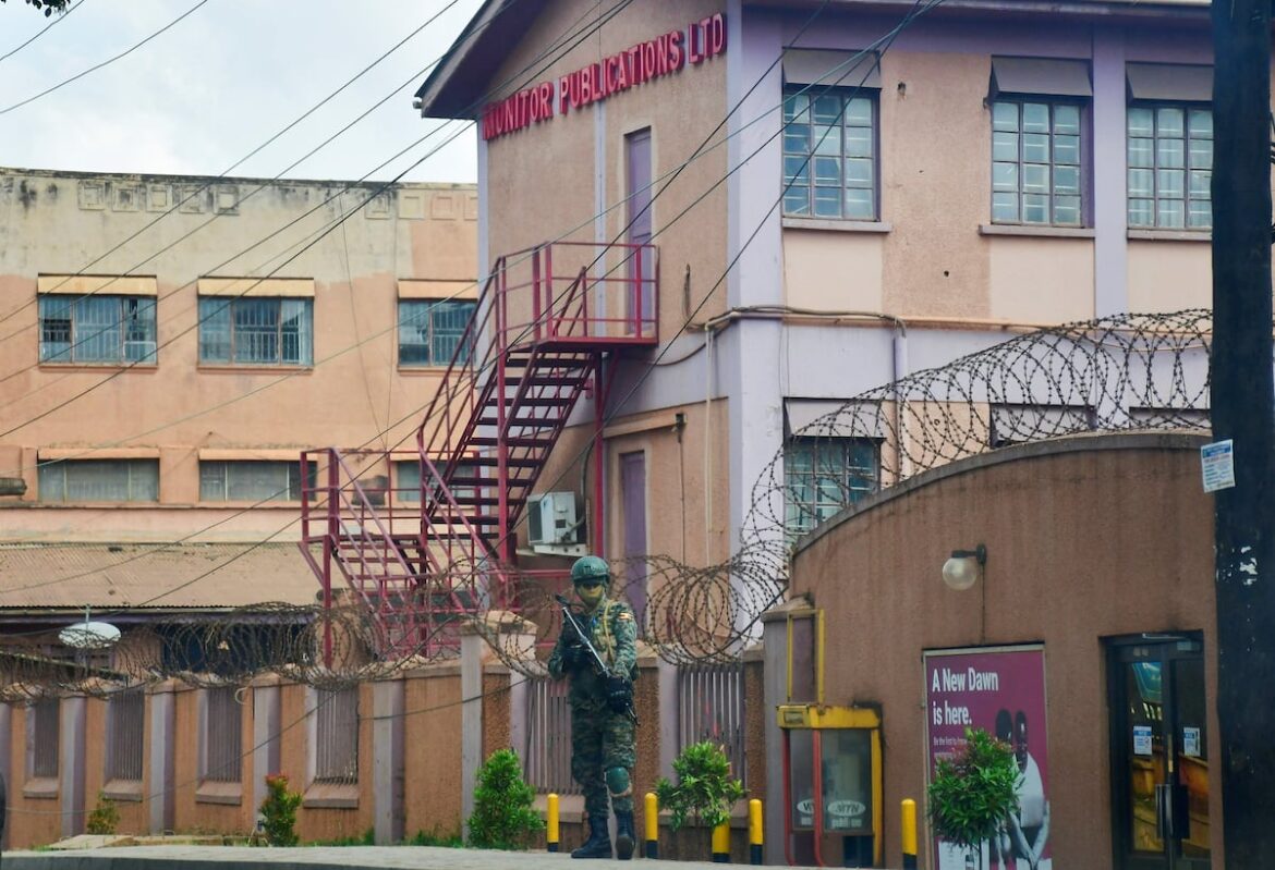 Ordenan cierre de seis medios independientes en Uganda tras críticas al ejército
