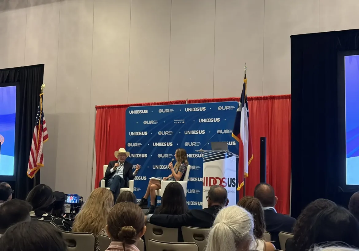 Ken Salazar llama a la unidad de la comunidad latina en EU durante presentación de su libro en Austin