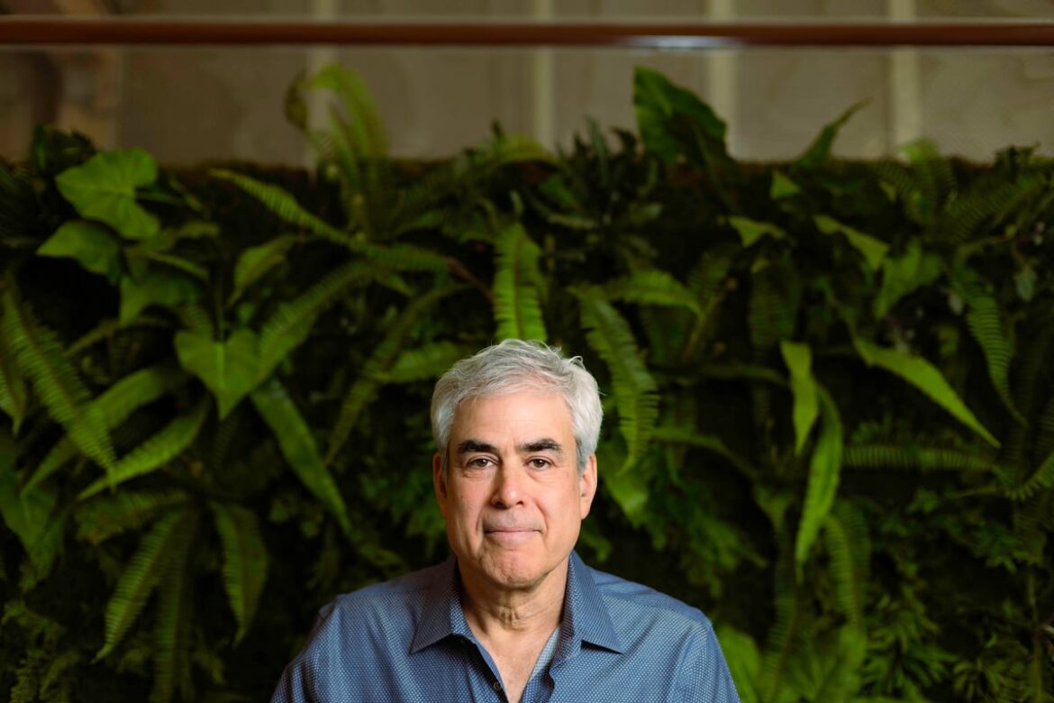Jonathan Haidt advierte sobre riesgos de redes sociales e IA tras reunirse con líderes españoles