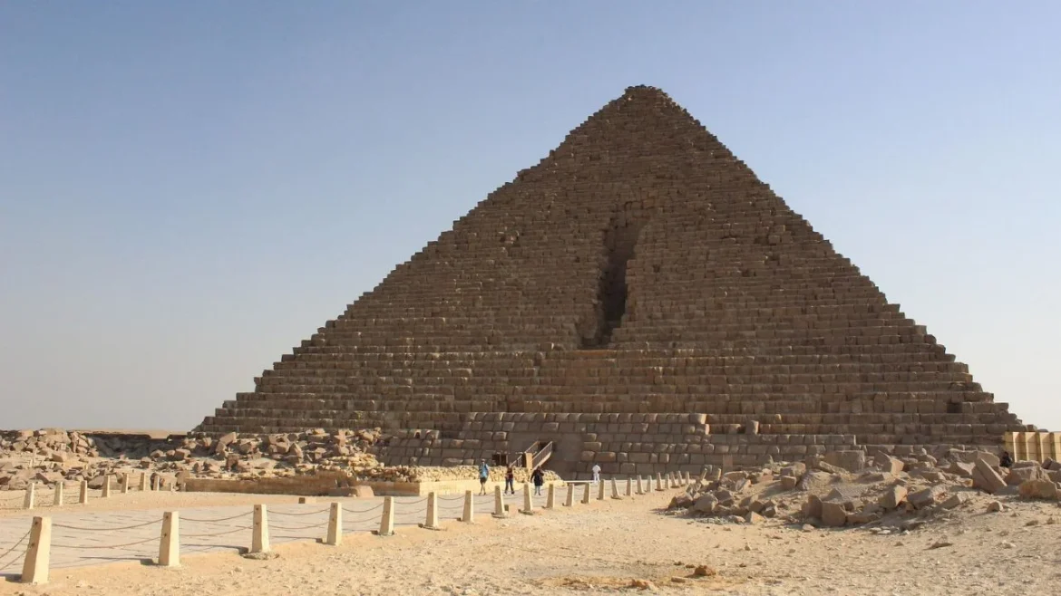 Arqueólogos neerlandeses descubren tumba de 3,000 años en Luxor
