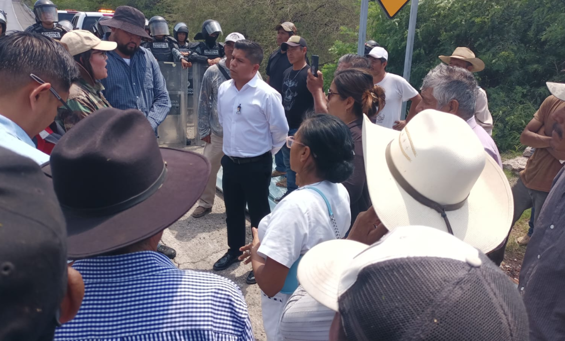 Habitantes indígenas impiden cierre de accesos en autopista México-Acapulco